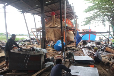 Thăm làng đóng tàu vỏ gỗ gần 100 tuổi ở Khánh Hòa