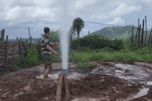 Giếng khoan bất ngờ phun cột nước cao hơn 10m sau động đất