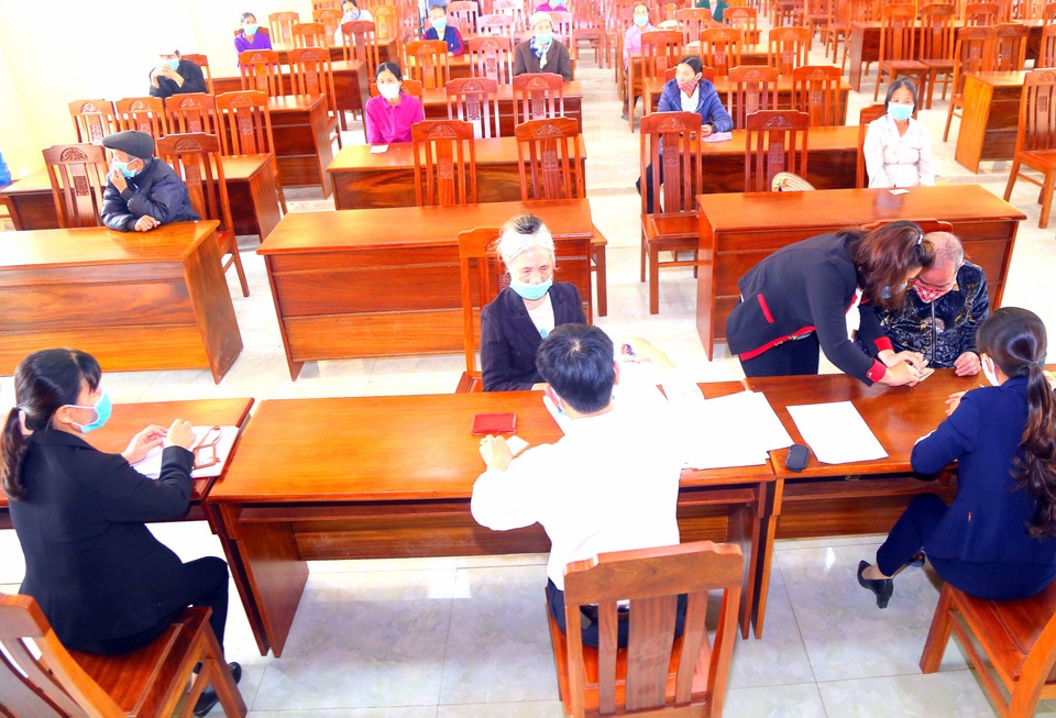 Những người dân đầu tiên nhận tiền hỗ trợ khó khăn vì Covid-19 - 5 Những người dân đầu tiên nhận tiền hỗ trợ khó khăn vì Covid-19 - 5