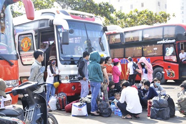 “Nôn nao” chờ những chuyến xe cuối cùng về quê đón Tết