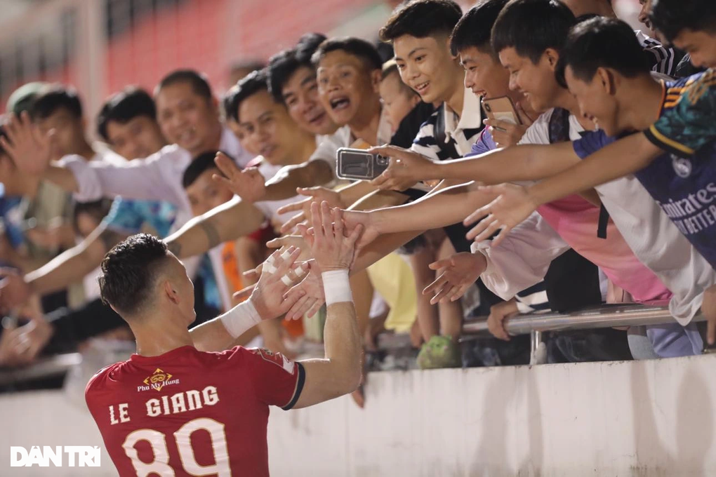 HLV Vũ Tiến Thành: CLB TPHCM thuộc nhóm yếu nhất V-League - 3 HLV Vũ Tiến Thành: CLB TPHCM thuộc nhóm yếu nhất V-League - 3