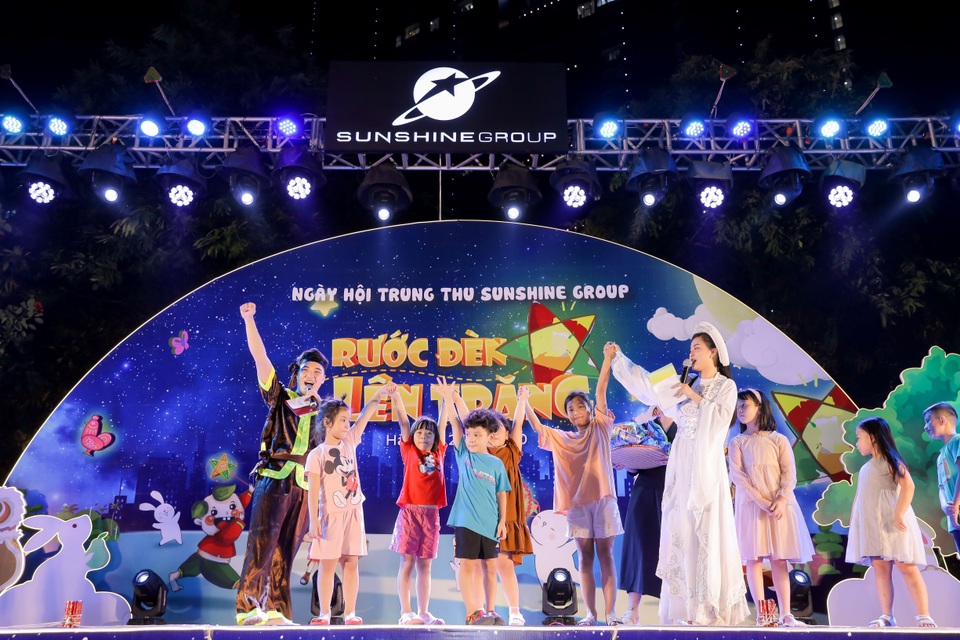 Cư dân nhí tưng bừng ‘Rước đèn lên trăng” trong đêm hội Trung thu của Sunshine Group - 6 Cư dân nhí tưng bừng ‘Rước đèn lên trăng” trong đêm hội Trung thu của Sunshine Group - 6