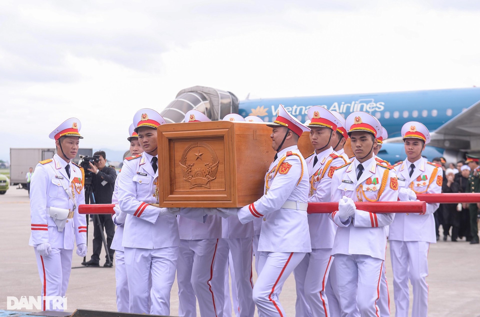 Tiễn biệt nguyên Chủ tịch nước Trần Đức Lương về quê nhà Quảng Ngãi - 7 Tiễn biệt nguyên Chủ tịch nước Trần Đức Lương về quê nhà Quảng Ngãi - 7