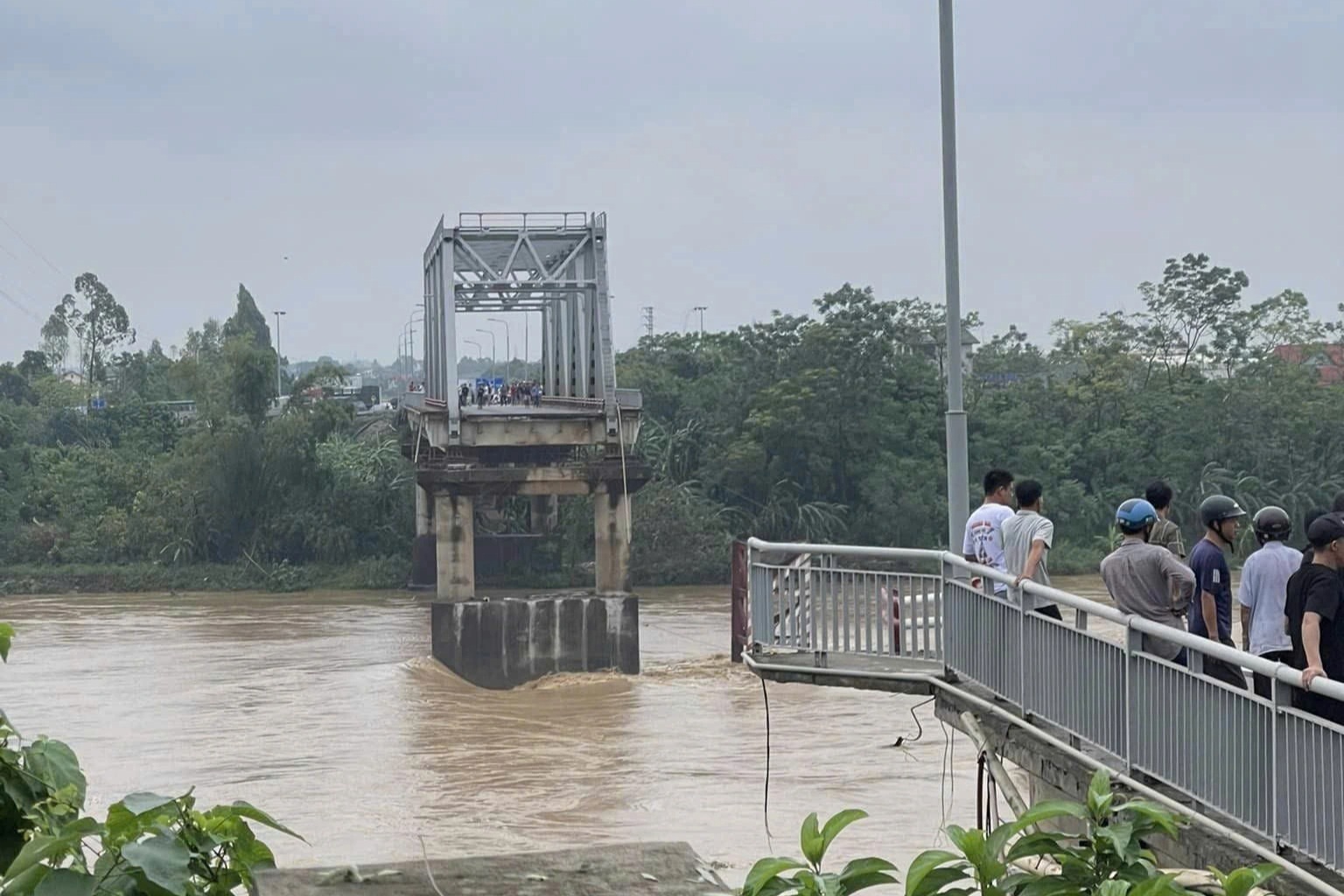 Sập cầu Phong Châu ở Phú Thọ - 1