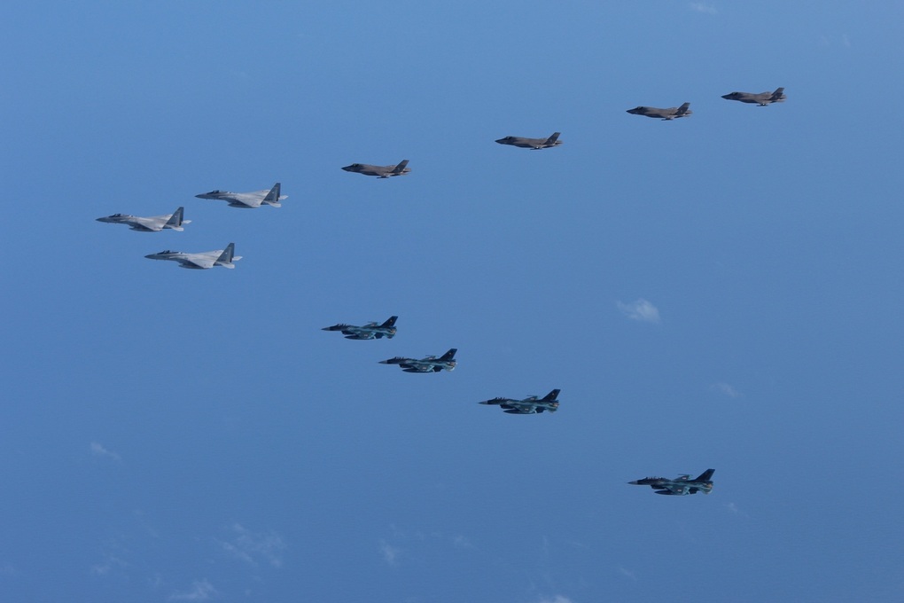 Mỹ điều siêu tiêm kích F-35 tập trận răn đe Triều Tiên - 1 Mỹ điều siêu tiêm kích F-35 tập trận răn đe Triều Tiên - 1