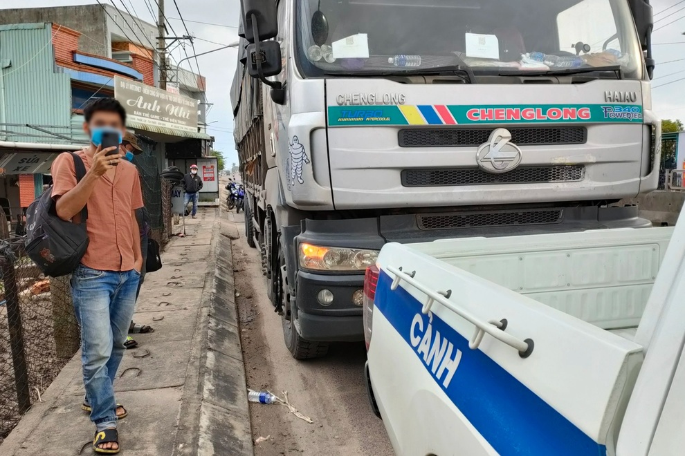 Tài xế vượt chốt, đôi co nhiều giờ vì không việc gì phải dừng kiểm tra - 3 Tài xế vượt chốt, đôi co nhiều giờ vì không việc gì phải dừng kiểm tra - 3