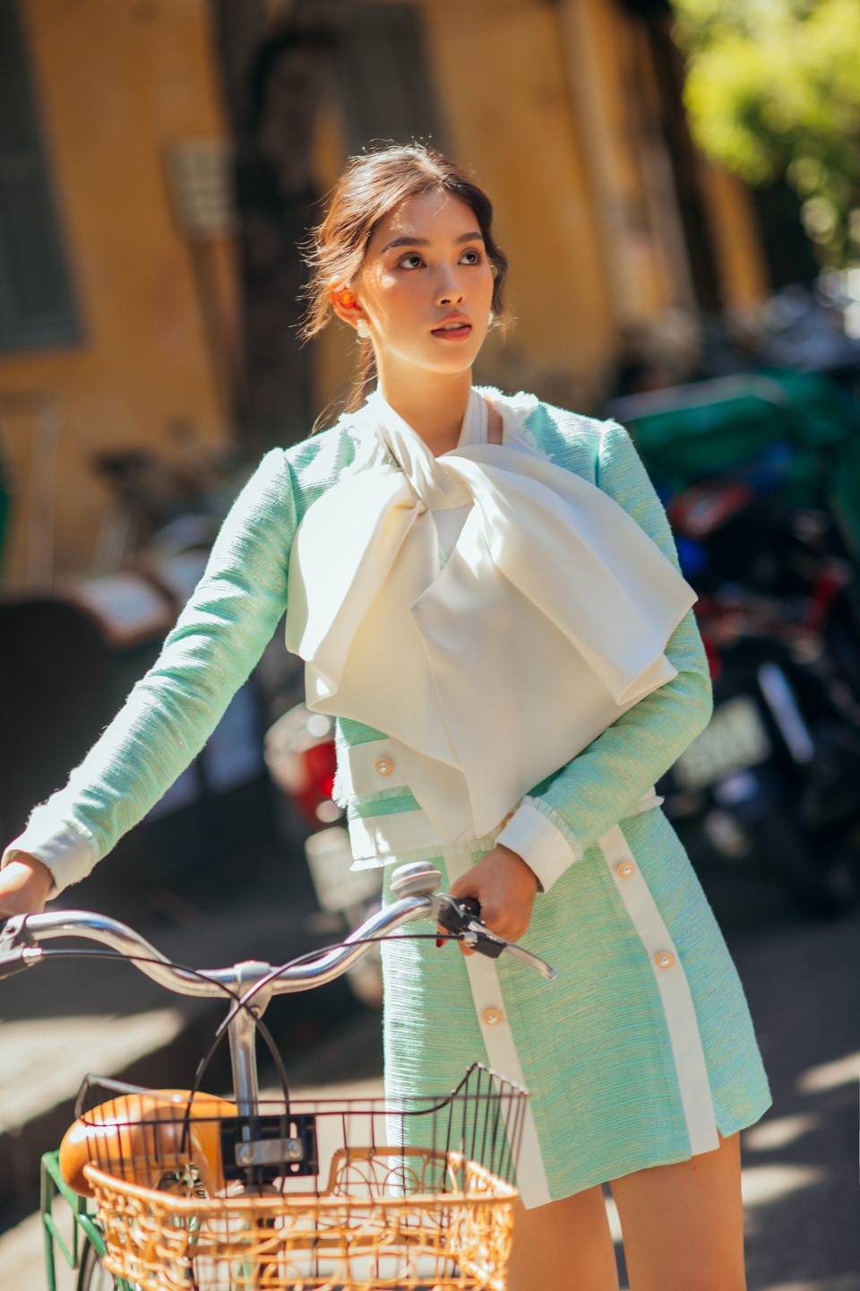 Hoa hậu Tiểu Vy “đẹp lạ” trong buổi sáng bình dị đến nao lòng ở Hội An - 1 Hoa hậu Tiểu Vy “đẹp lạ” trong buổi sáng bình dị đến nao lòng ở Hội An - 1