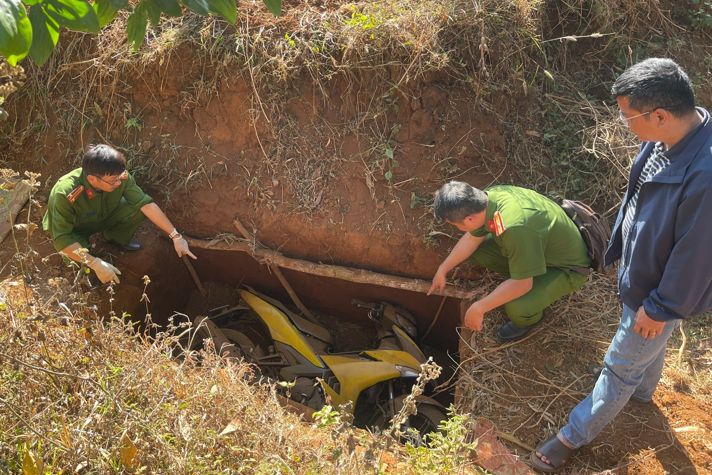 Vụ 2 tên cướp ngân hàng "ôm" 1,8 tỷ đồng: Chiếc xe được giấu như thế nào?