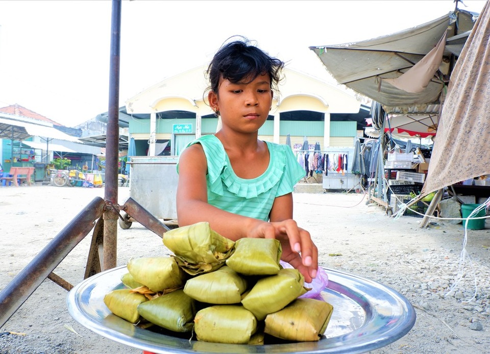 Nhói lòng cuộc sống cơ cực của cụ bà gần trăm tuổi bấu víu bên mẹt bánh bò - 3 Nhói lòng cuộc sống cơ cực của cụ bà gần trăm tuổi bấu víu bên mẹt bánh bò - 3