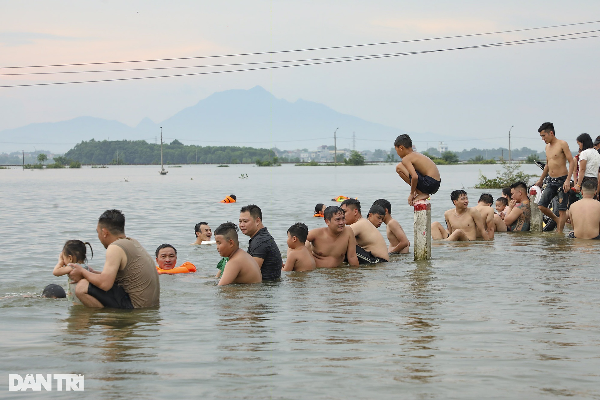 View - Hanoi village isolated by flooding | DTiNews - Dan Tri International, the news gateway of Vietnam