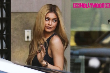 Kylie Jenner gợi cảm ra phố