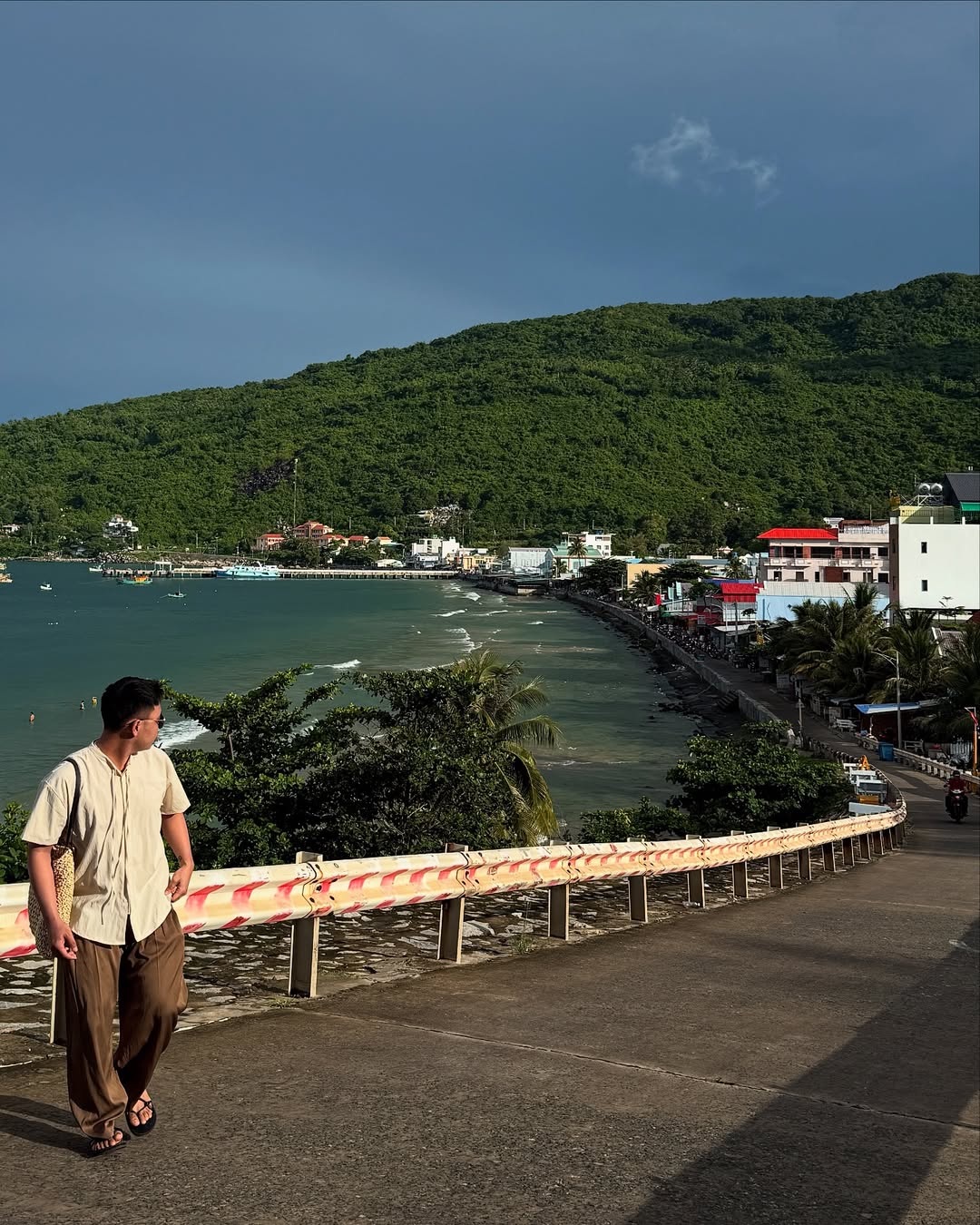 Video con đường ven đảo ở Việt Nam đẹp như Bali gây sốt mạng - 2