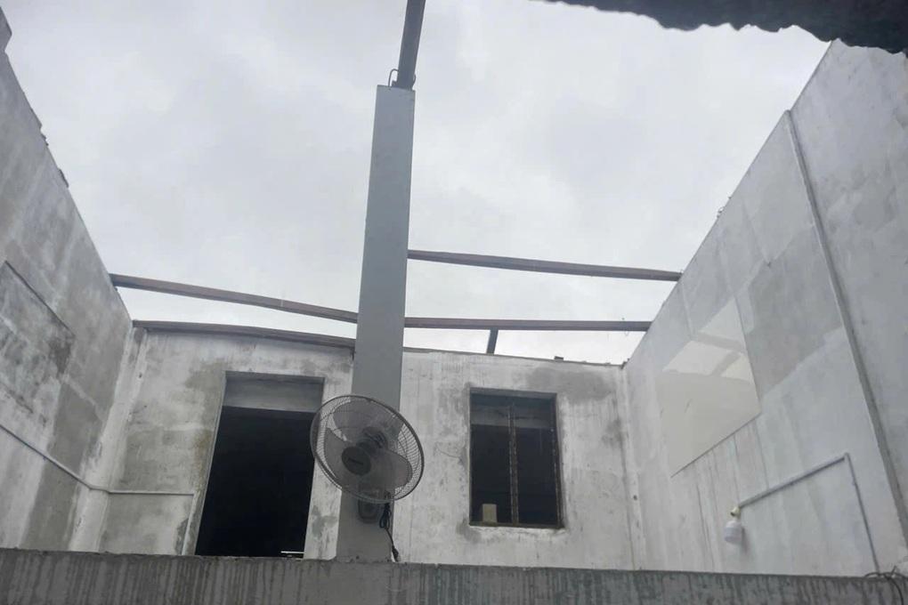 Bão Bualoi chưa đổ bộ đã có 76 nhà dân bị tốc mái, một người tử vong - 1 Bão Bualoi chưa đổ bộ đã có 76 nhà dân bị tốc mái, một người tử vong - 1
