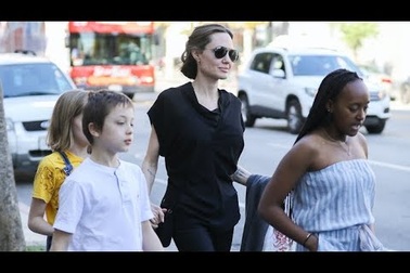 Angelina Jolie đưa con đi ăn trưa