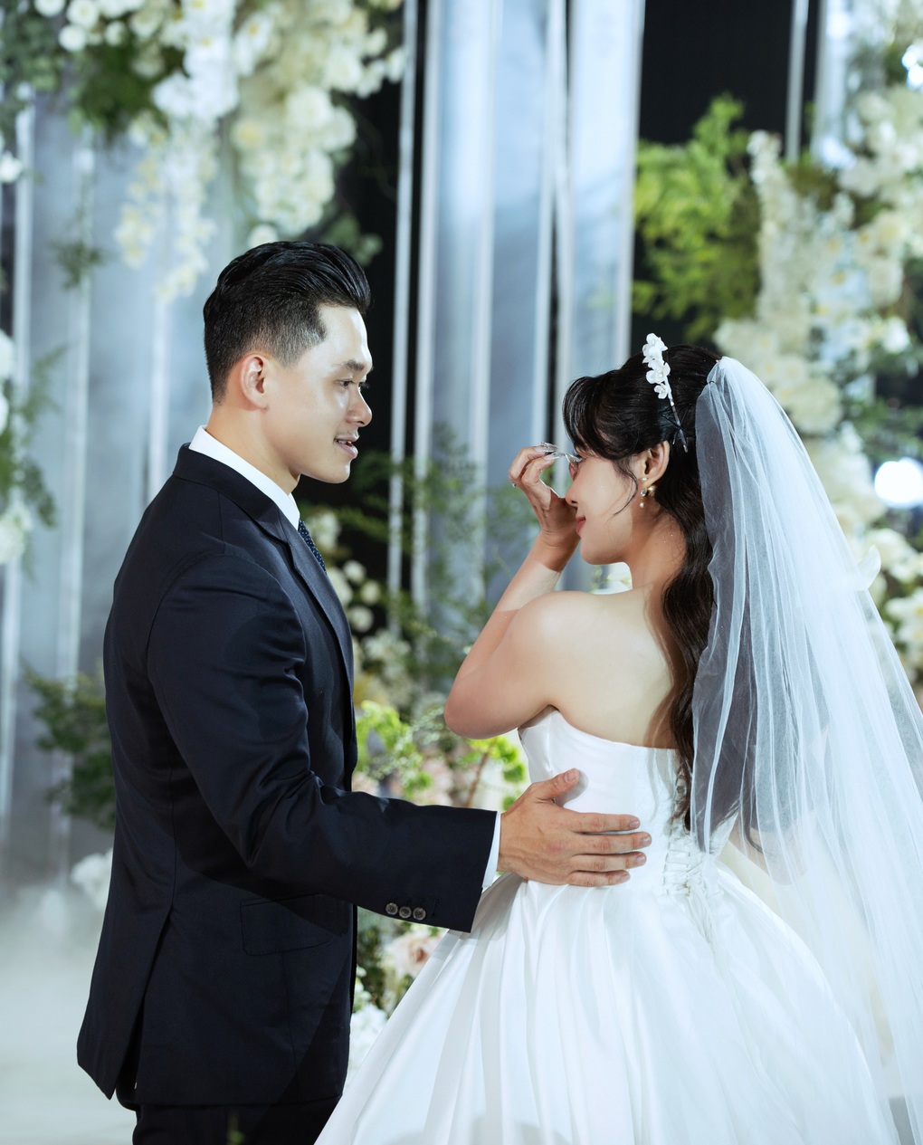 Thái Trinh xúc động tưởng nhớ mẹ quá cố trong lễ cưới với chồng kém 6 tuổi - 7 Thái Trinh xúc động tưởng nhớ mẹ quá cố trong lễ cưới với chồng kém 6 tuổi - 7