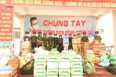 Công an Cửa Lò trao yêu thương và đấu tranh với dịch Covid-19