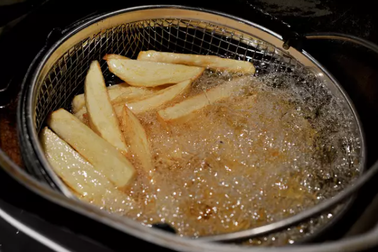 Qua đời vì dùng nhầm dầu nhớt để... rán khoai tây