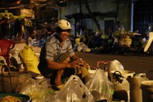 Trắng đêm mưu sinh ở phiên chợ “đặc biệt” tại Hội An