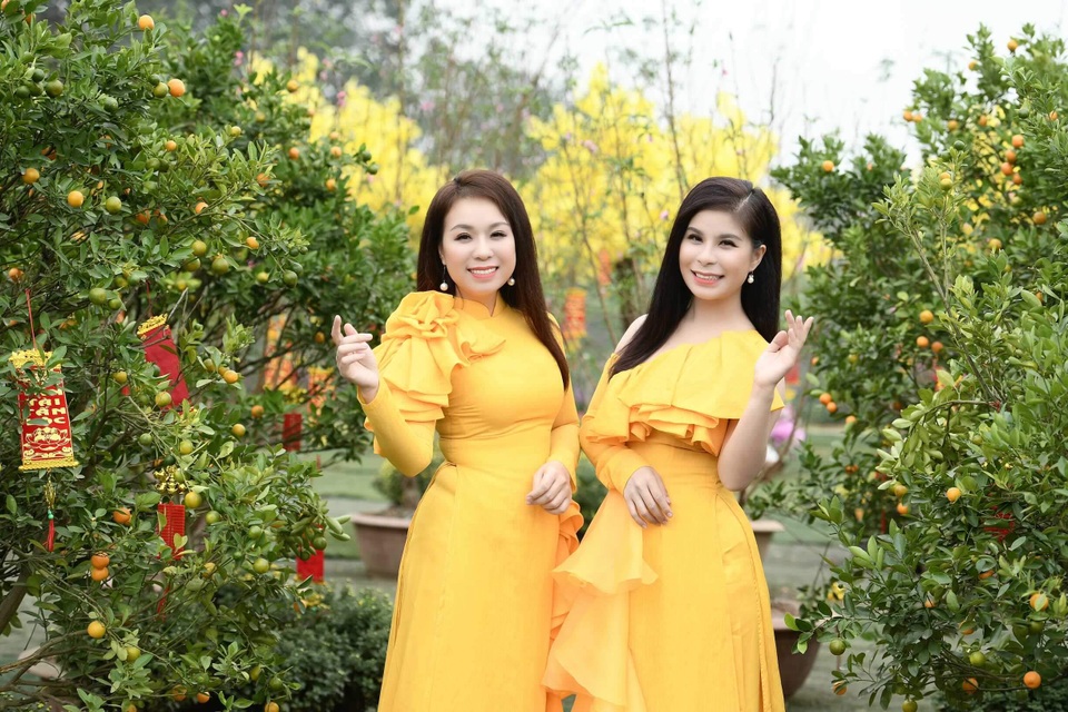 Chị em Sao mai Thu Hà - Linh Hoa hoá “tiên nữ” du Xuân trong MV Tết - 3 Chị em Sao mai Thu Hà - Linh Hoa hoá “tiên nữ” du Xuân trong MV Tết - 3