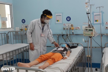 Nguy hiểm khi trẻ sốt xuất huyết nhưng cha mẹ tưởng mắc Covid-19
