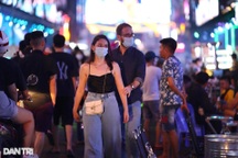 Khách Tây đến Việt Nam đi bộ rồi về ngủ, mang tiền đến rồi đem về