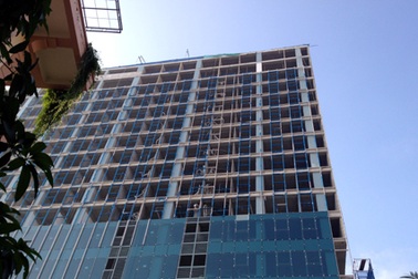 Yêu cầu lập phương án phá dỡ phần vi phạm tòa nhà 8B Lê Trực