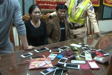 Bắt 3 “nữ quái” từ việc phát hiện hàng chục ĐTDĐ trong xe ô tô
