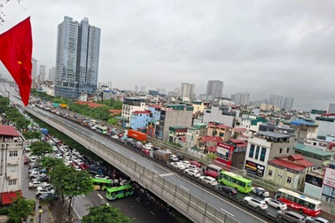 Hà Nội mưa như trút, tài xế mắc kẹt 3 tiếng, nhích từng mét trên vành đai 3