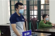 Hà Nội: Húc đầu vào mặt công an khi bị nhắc nhở phòng dịch Covid-19