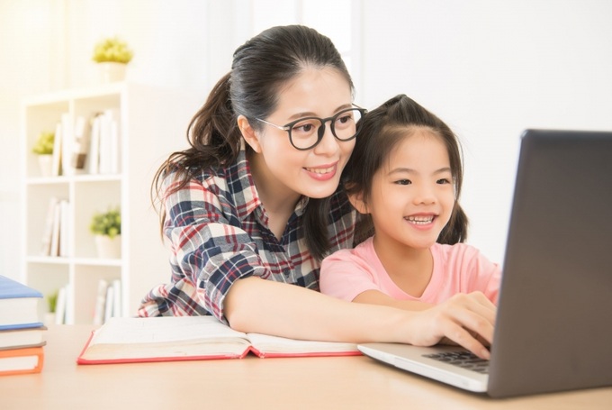Phụ huynh nên giúp trẻ giải tỏa tâm lý căng thẳng, giúp trẻ học như chơi trên môi trường trực tuyến. Ảnh: HN