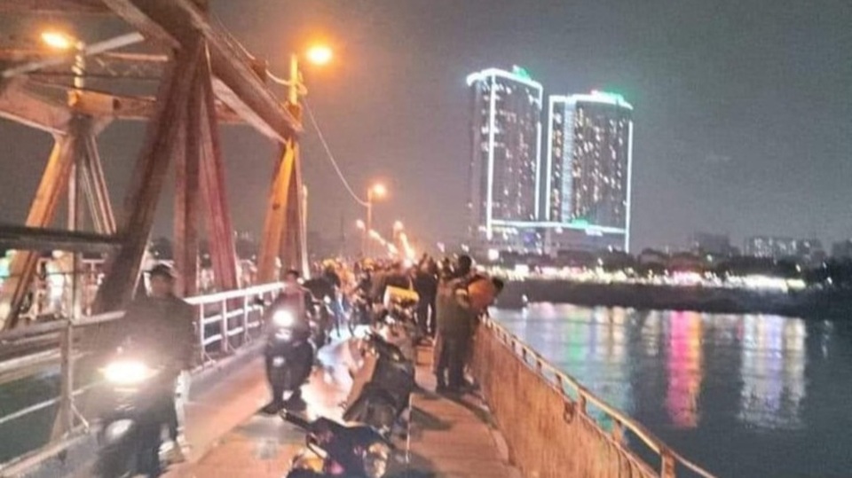 Cô gái nhảy cầu Long Biên, nghi bỏ lại giấy khám thai 6 tuần tuổi - 1 Cô gái nhảy cầu Long Biên, nghi bỏ lại giấy khám thai 6 tuần tuổi - 1
