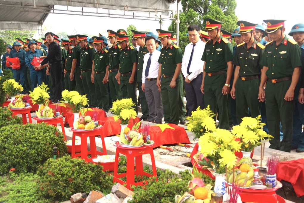 Truy điệu, an táng 12 hài cốt liệt sỹ mới được tìm thấy tại Quảng Trị - 2 Truy điệu, an táng 12 hài cốt liệt sỹ mới được tìm thấy tại Quảng Trị - 2