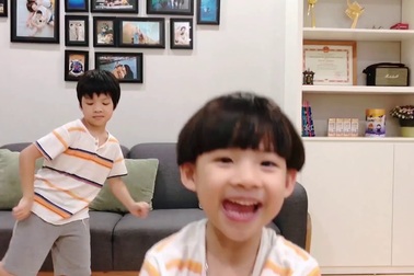 2 "nhóc tỳ" nhà Đan Lê - Khải Anh cover MV "Bé Gióng của mẹ"