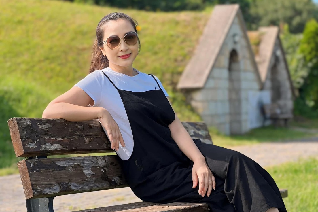 Sắc vóc xinh đẹp, trẻ hơn tuổi của "vợ trưởng thôn" Khánh Huyền