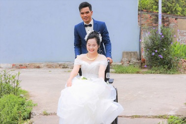 Chuyện tình cổ tích của cô gái liệt hai chân và chàng trai khỏe mạnh