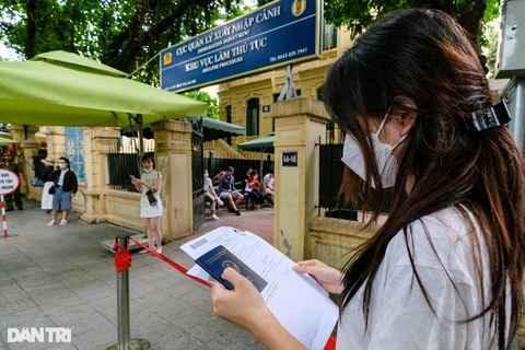 Hết cảnh chen chân sau thông tin hộ chiếu mẫu mới gặp "trục trặc"