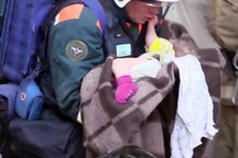 Bé trai sống sót sau khi bị kẹt trong đống đổ nát của vụ nổ chung cư Nga