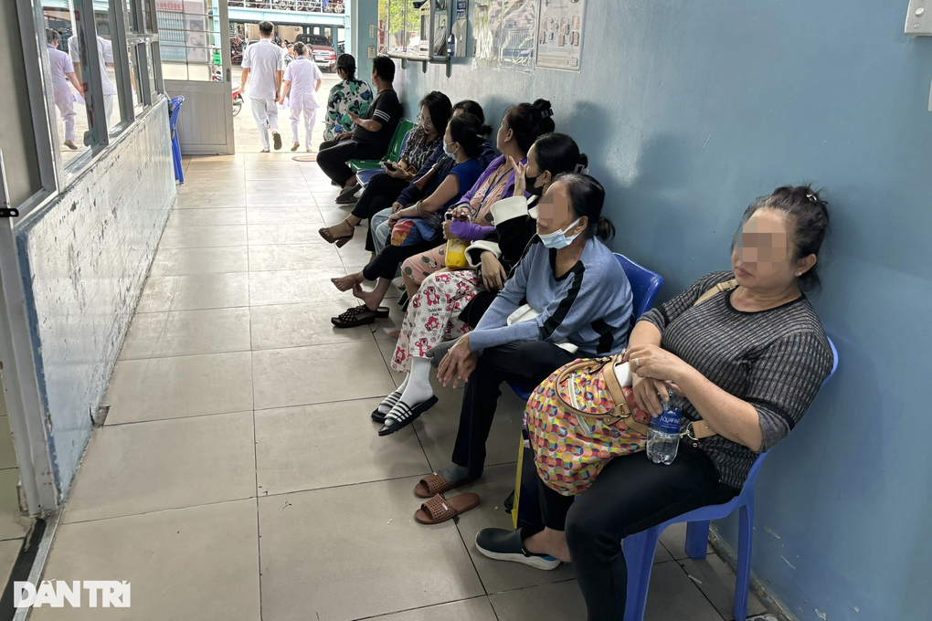 TPHCM: Bệnh viện kín giường can thiệp tim mùa Tết, bác sĩ cấp cứu xuyên đêm - 5 TPHCM: Bệnh viện kín giường can thiệp tim mùa Tết, bác sĩ cấp cứu xuyên đêm - 5