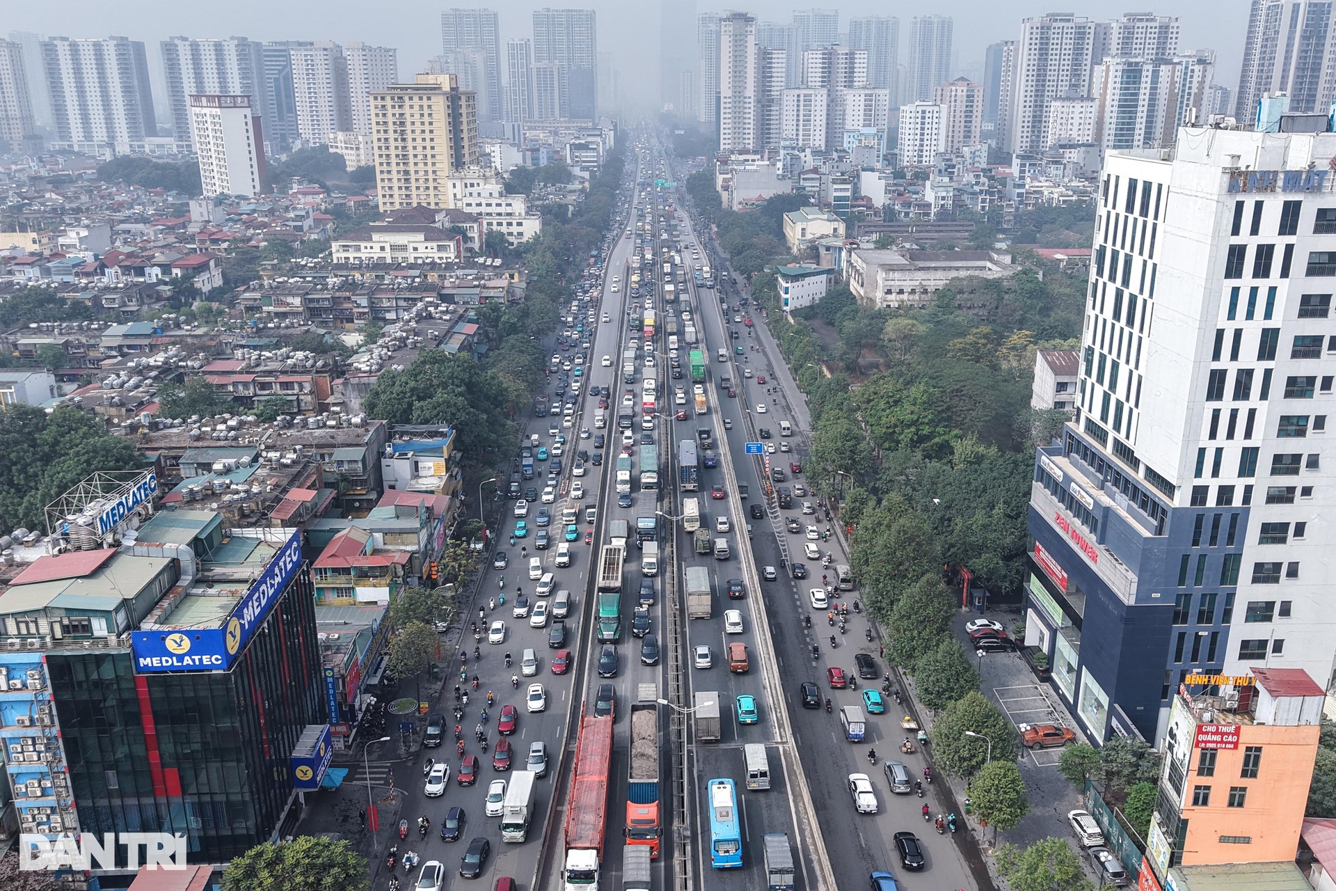 Người dân chật vật đi xe nhích từng mét rời Thủ đô về quê ăn Tết - 1 Người dân chật vật đi xe nhích từng mét rời Thủ đô về quê ăn Tết - 1