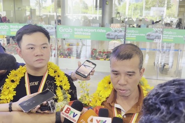 Hai tay cơ vô địch thế giới về đến TPHCM