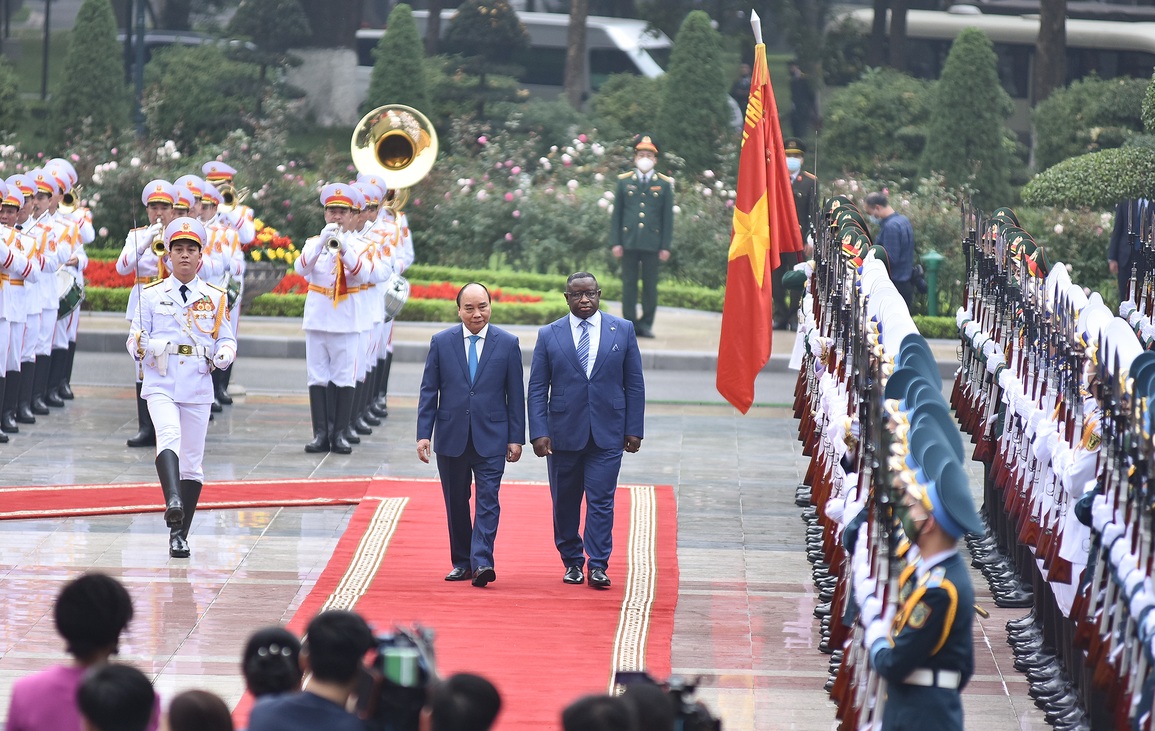 Chủ tịch nước chủ trì lễ đón Tổng thống Sierra Leone lần đầu thăm Việt Nam - 3 Chủ tịch nước chủ trì lễ đón Tổng thống Sierra Leone lần đầu thăm Việt Nam - 3