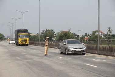 Đưa đi cách ly 2 người Trung Quốc chạy xe máy từ Đà Nẵng ra Huế