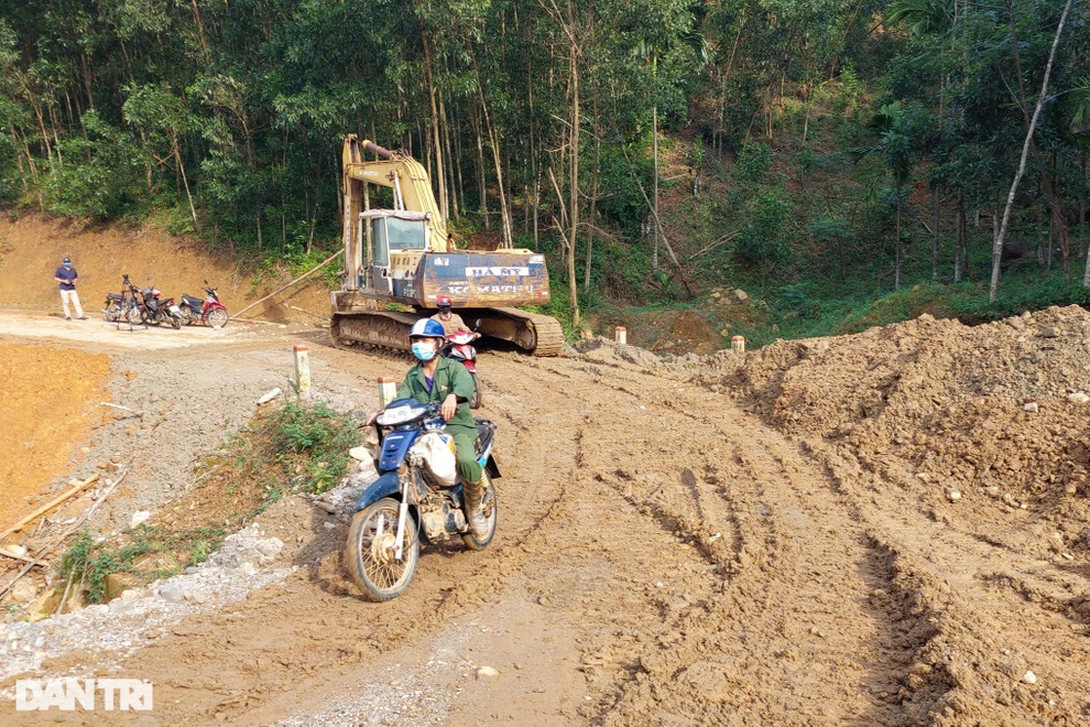 Liên tiếp hứng chịu sạt lở núi, xã vùng cao bị cô lập gần một tháng - 9 Liên tiếp hứng chịu sạt lở núi, xã vùng cao bị cô lập gần một tháng - 9