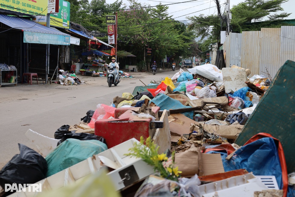 Người dân Nha Trang bị lũ “đánh úp” 4 lần trong 15 ngày - 3