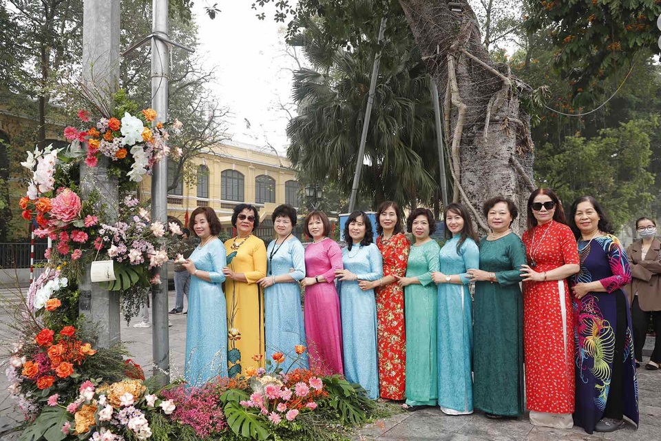Hơn 100 cột đèn nở hoa giữa trung tâm Hà Nội - 2 Hơn 100 cột đèn nở hoa giữa trung tâm Hà Nội - 2