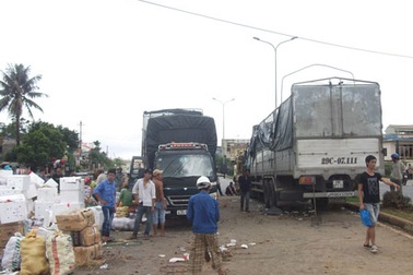 Sập “ổ voi”, xe tải lật trên quốc lộ 