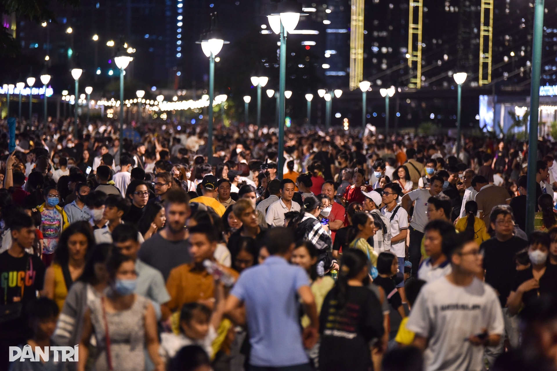 Biển người đổ về trung tâm TPHCM xem pháo hoa - 2 Biển người đổ về trung tâm TPHCM xem pháo hoa - 2