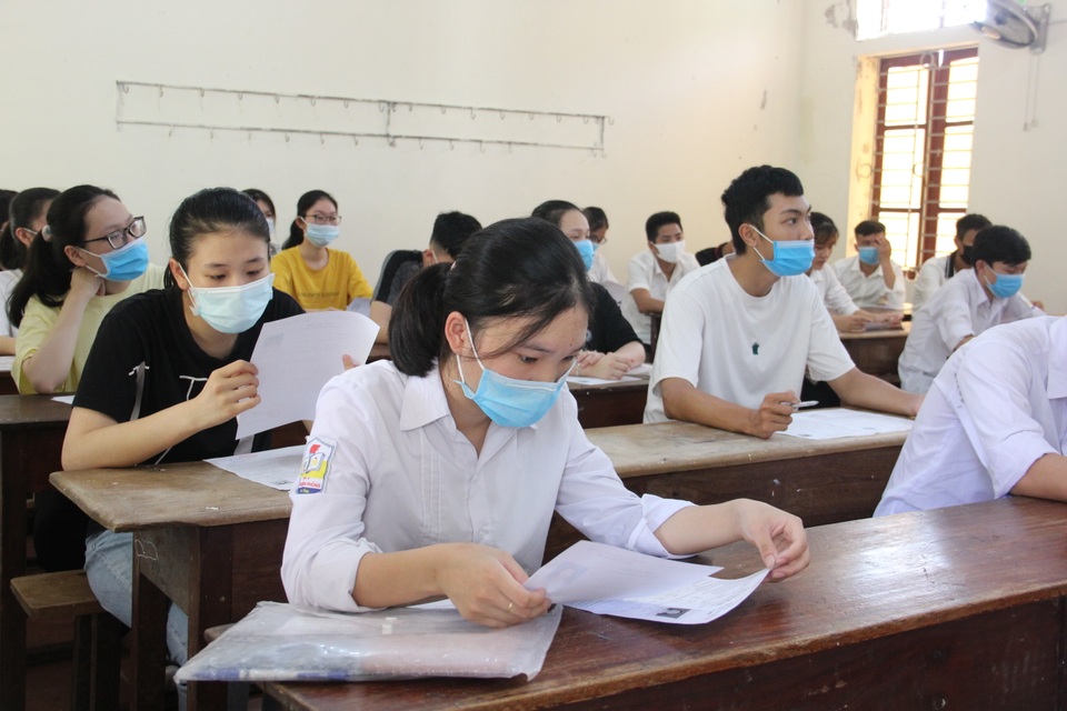 Nghiêm ngặt kiểm tra thí sinh vào làm thủ tục dự thi tốt nghiệp THPT 2020 - 41 Nghiêm ngặt kiểm tra thí sinh vào làm thủ tục dự thi tốt nghiệp THPT 2020 - 41