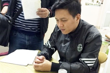 Vụ bé trai 10 tuổi bị bạo hành: Bố đẻ bị khởi tố thêm tội danh