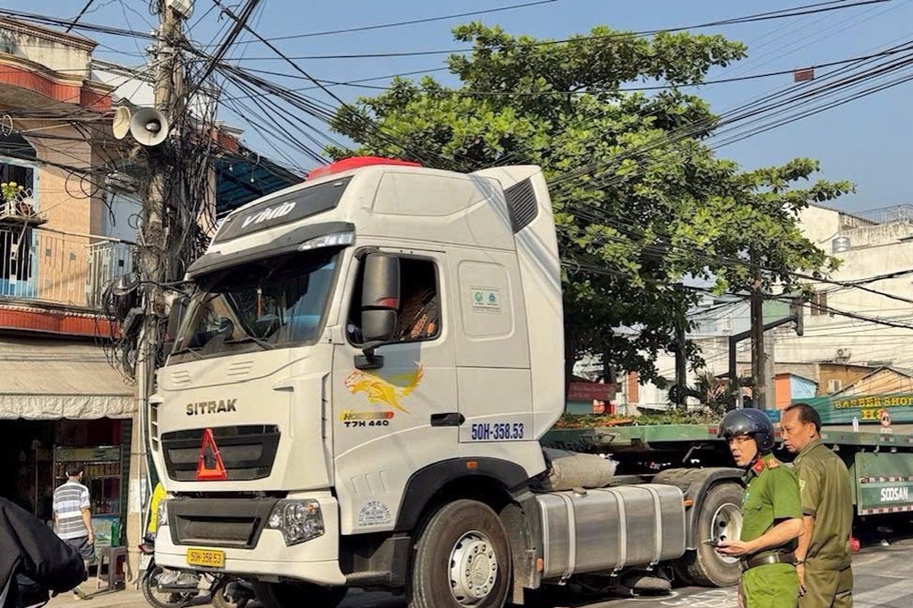 Tai nạn ngay đoạn giao cắt đường sắt, tàu dừng 30 phút tại Đồng Nai - 1 Tai nạn ngay đoạn giao cắt đường sắt, tàu dừng 30 phút tại Đồng Nai - 1